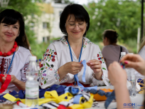 Powiększ obraz: dwie panie w stroju ukraińskim